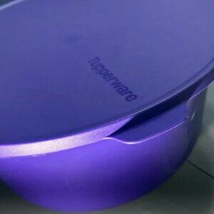 Tupperware Big Aloha Party Bowl - Purple 31.75 Cups - Seal With Easier Large Tab